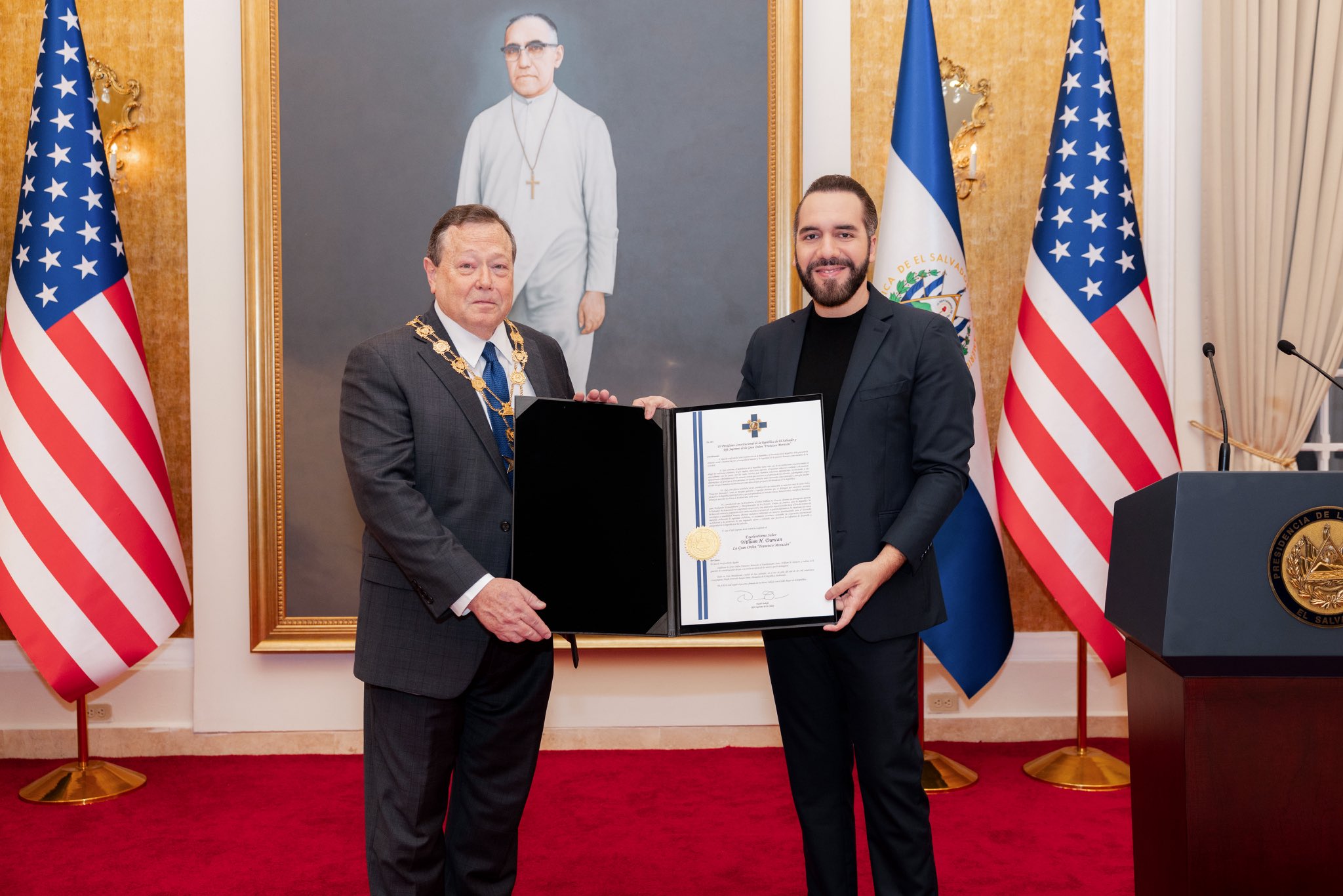 Presidente Bukele condecora al embajador William Duncan por su labor diplomática en El Salvador presidente-bukele-condecora-al-embajador-william-duncan-por-su-labor-diplomatica-en-el-salvador